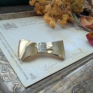 Elegant Gold Bow Brooch